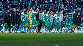 Die Werder-Spieler feiern ihren 3:0-Sieg gegen den VfL Bochum.