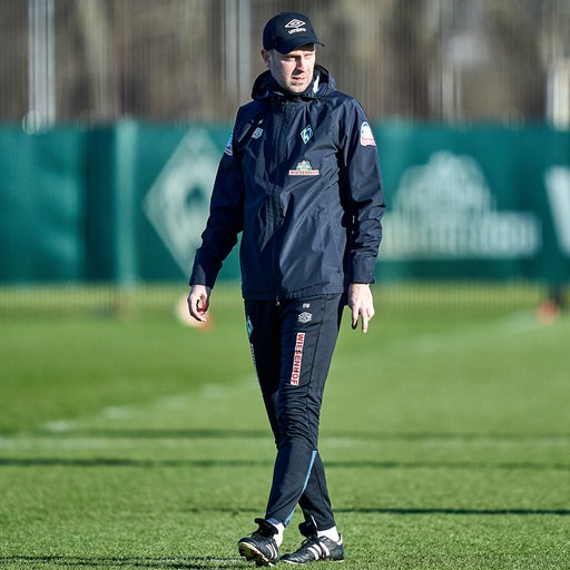Werder-Trainer Ole Werner blickt über den Trainingsplatz.