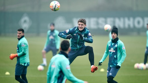 Werder-Spieler Jens Stage springt im Training zum Kopfball hoch.