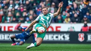 Werder-Torjäger Niclas Füllkrug springt zum Ball.