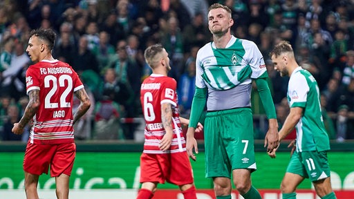 Werder-Spieler Marvin Ducksch ärgert sich über eine vergebene Chance.