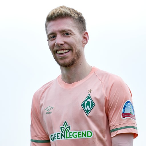 Werder-Verteidiger Mitchell Weiser lächelt.