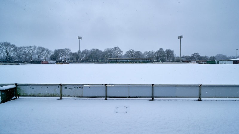Blick in das völlig zugeschneite Stadion Platz 11 vor dem Bremer Weser-Stadion.