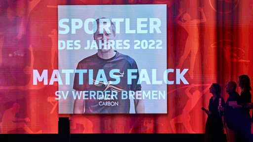 Blick auf die Videowand im GOP-Theater bei der Verleihung des Preises Bremer Sportler des Jahres an Mattias Falck.