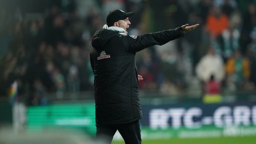 Werder-Trainer Ole Werner schreit und gestikuliert an der Seitenlinie.