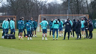 Werder-Team im Kreis am Trainingsplatz.