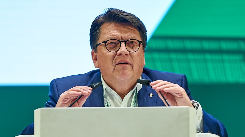 Werder-Präsident Hubertus Hess-Grunewald spricht in ein Mikrofon.