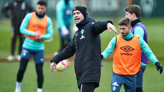 Werder-Coach Ole Werner gibt Anweisungen im Training.