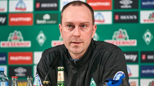 Werder-Trainer Ole Werner spricht auf einer Pressekonferenz.