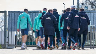 Die Werder-Spieler gehen durch das Tor bei Platz 11. 