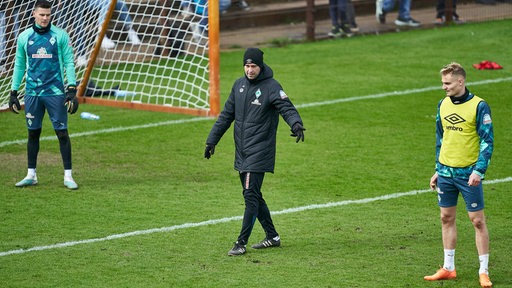 Werder-Trainer Ole Werner gibt seinen Spielern Anweisungen im Training.