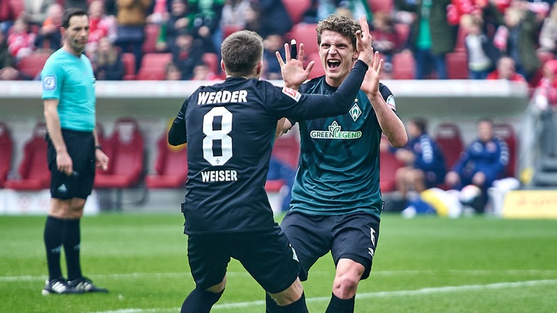 Die Werder-Spieler Jens Stage und Mitchell Weiser bejubeln einen Treffer gegen Mainz.