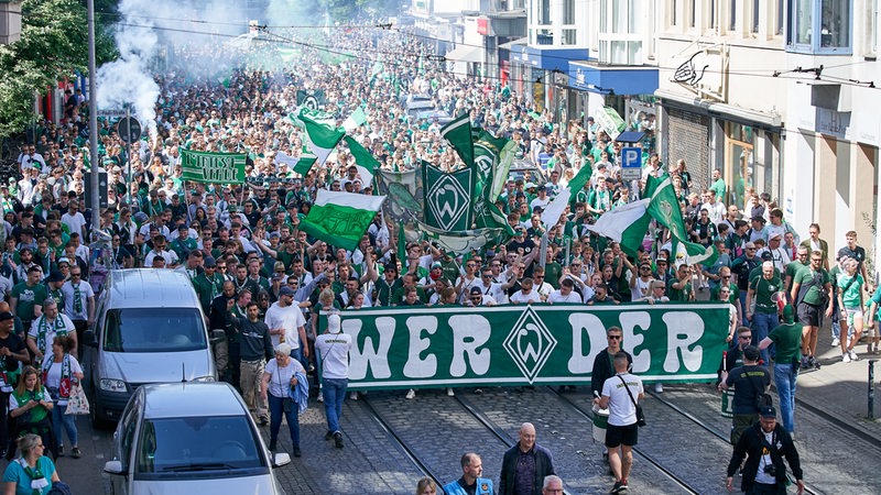 Einige tausend Anhänger von Werder Bremen gehen in einem Fanmarsch durch das Bremer Viertel Richtung Weser-Stadion.