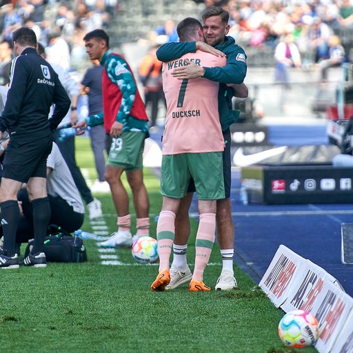 Werder-Spieler Niclas Füllkrug umarmt nach dem Spiel in Berlin ganz innig seinen Sturmpartner Marvin Ducksch, der drei Tore schoss.