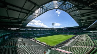 Blick aus dem Oberrang der Ostkurve ins Weser-Stadion.