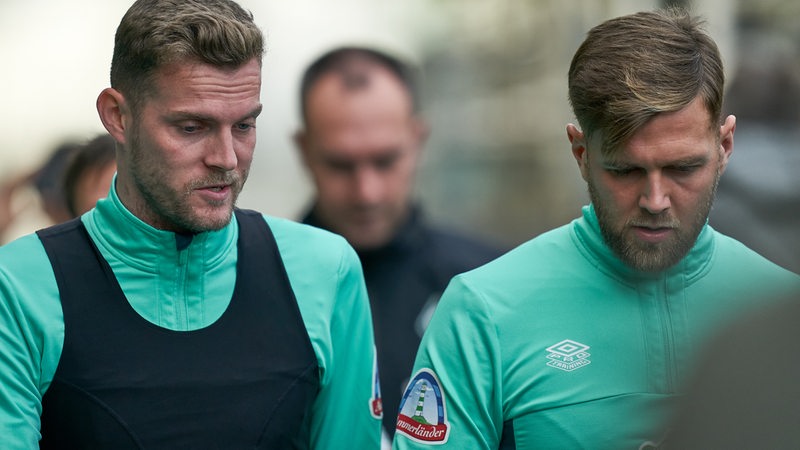 Die beiden Werder-Stürmer Marvin Ducksch und Niclas Füllkrug gegen nebeneinander zum Trainingsplatz.