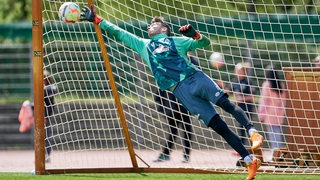 Werder-Torhüter Jiri Pavlenka streckt sich im Training, um einen Ball aus der linken oberen Torecke noch herauszufischen.