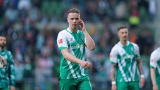 Werder-Torschütze Niklas Schmidt schaut enttäuscht nach der Niederlage gegen die Bayern.