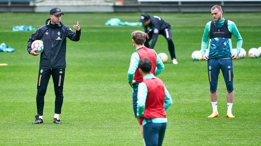 Werder-Trainer Ole Werner gibt seinen Spielern im Training Anweisungen.