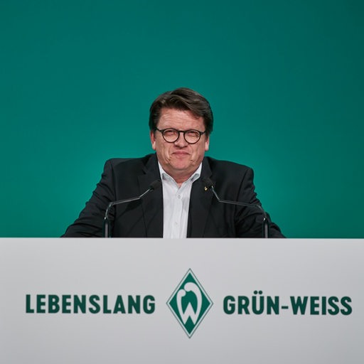 Hubertus Hess-Grunewald lächelt bei einer Rede der Werder-Mitgliederversammlung.