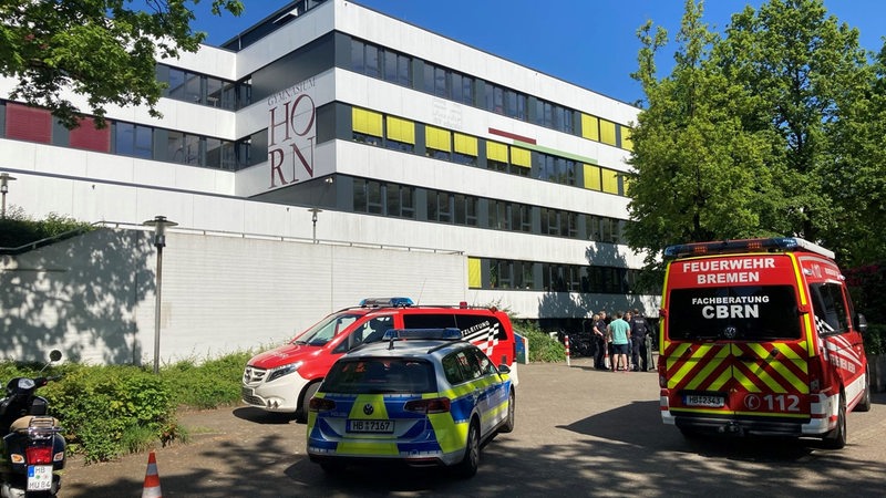 Einsatzfahrzeuge der Polizei und Feuerwehr vor dem Gymnasium Horn.