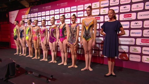 Mehrere Gymnastinnen stehen nebeneinander bei den Deutschen Meisterschaften für rhythmische Sportgymnastik.