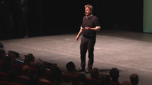 Zu sehen ist der Wirtschaftsminister Robert Habeck während einer Rede im Metropoltheater Bremen.