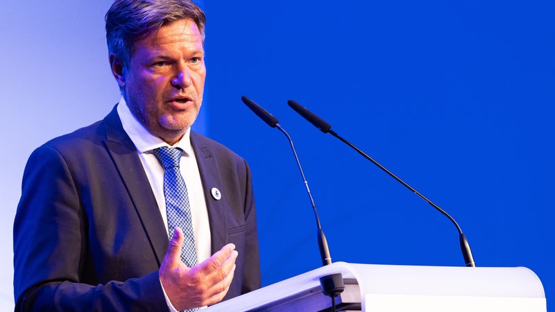 Robert Habeck (Bündnis 90/Die Grünen), Bundesminister für Wirtschaft und Klimaschutz, spricht bei der 13. Nationalen Maritimen Konferenz im Congress Centrum Bremen.