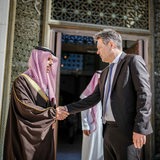 Robert Habeck, Bundesminister für Wirtschaft und Klimaschutz, wird von Faisal bin Farhan Al Saud, Außenminister des Königreichs Saudi-Arabien, verabschiedet. 