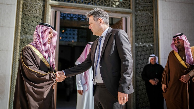 Robert Habeck, Bundesminister für Wirtschaft und Klimaschutz, wird von Faisal bin Farhan Al Saud, Außenminister des Königreichs Saudi-Arabien, verabschiedet. 