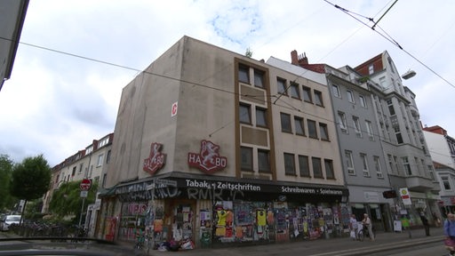 Das Habü-Gebäude am Steintor im Bremer Viertel. An der Fassade kleben unzählige Plakate und Graffiti sind aufgesprüht.