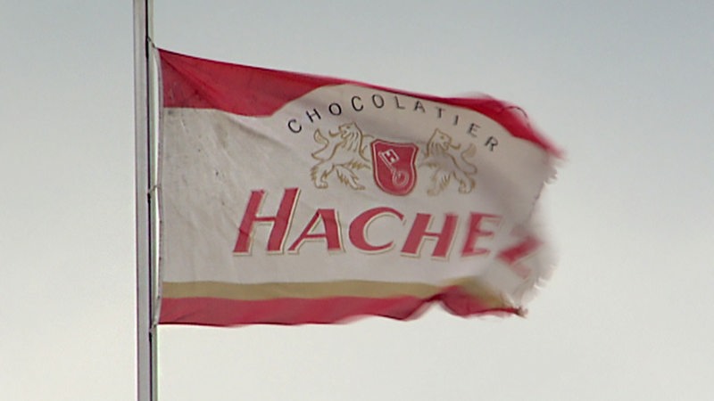 Die Hachez-Flagge weht im Wind.
