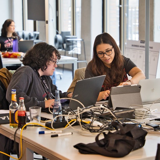 Junge Studentinnen an Laptops beim "Hackathon" in Bremen