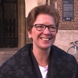 Bremens Häfensenatorin Claudia Schilling lächelt in die Kamera.
