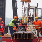 Hafenarbeiter beim Verladen im Hafen.