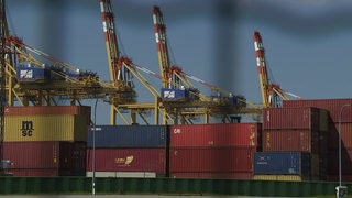 Ein Containerhafen mit Kränen.