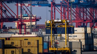 Container im Containerterminal im Seehafen Bremerhaven