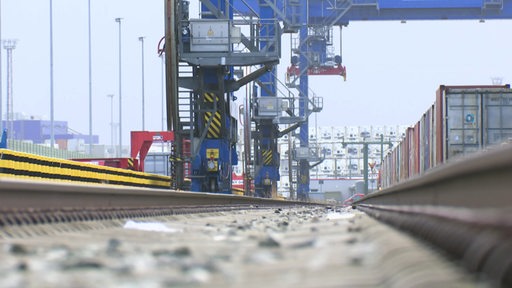 Bahngleise führen zu einem Containerterminal in Bremerhaven.
