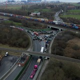 Eine Luftaufnahme zeigt eine Blockade aus Traktoren.