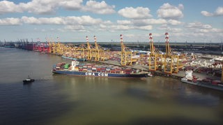 Der Containerhafen von Bremerhaven. Ein Containerschiff legt an.
