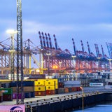 Der Containerterminal im Seehafen Bremerhaven in der Dämmerung.