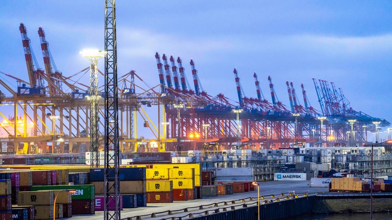 Der Containerterminal im Seehafen Bremerhaven in der Dämmerung.