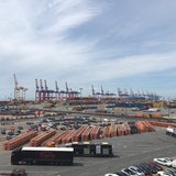 Blick über das Gelände des Containerterminals von Eurogate