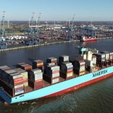 Ein mit Containern bepacktes Schiff vor dem Hafen von Bremerhaven.