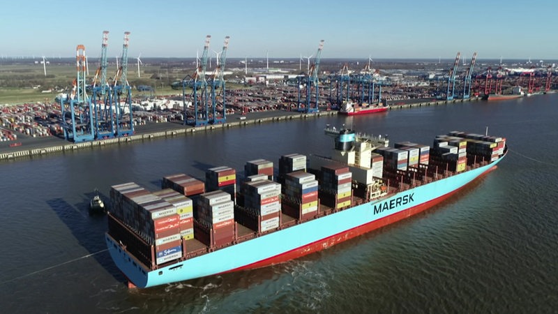Ein mit Containern bepacktes Schiff vor dem Hafen von Bremerhaven.