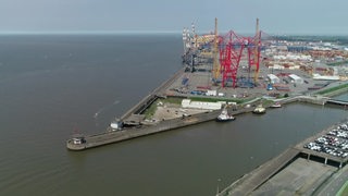 Eine Hafeneinfahrt zu den Docks in Bremerhaven.