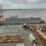 Zu sehen ist ein Hafen von oben.