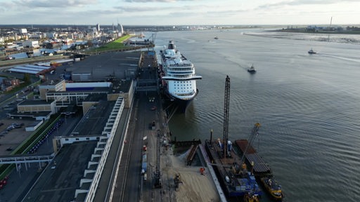 Der Hafen in Bremerhaven, an dem ein Kreuzfahrtschiff angelegt hat.