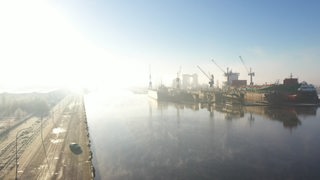 Ein Luftbild eines Hafenterminals in Bremerhaven.