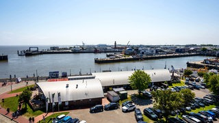 Der Ausblick über den Cuxhavener Hafen von der Aussichtsplattform vom "Hamburger Leuchtturm". 